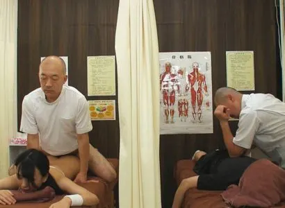 Dẫn bạn gái đi mát-xa rồi bị địt cạnh bên mà không hề hay biết